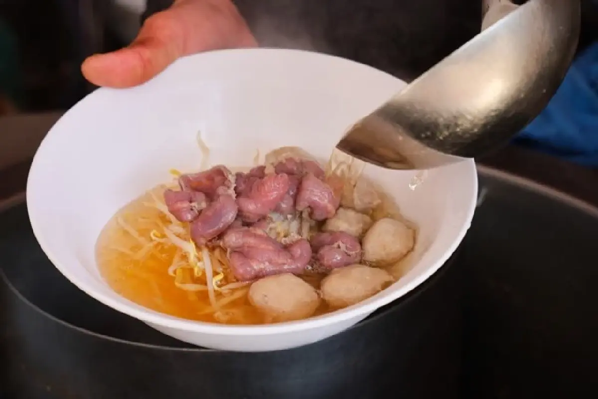 ‘10 ร้านก๋วยเตี๋ยว’ แสนอร่อย สุดประทับใจ ‘หมูหวานชวนชิม’