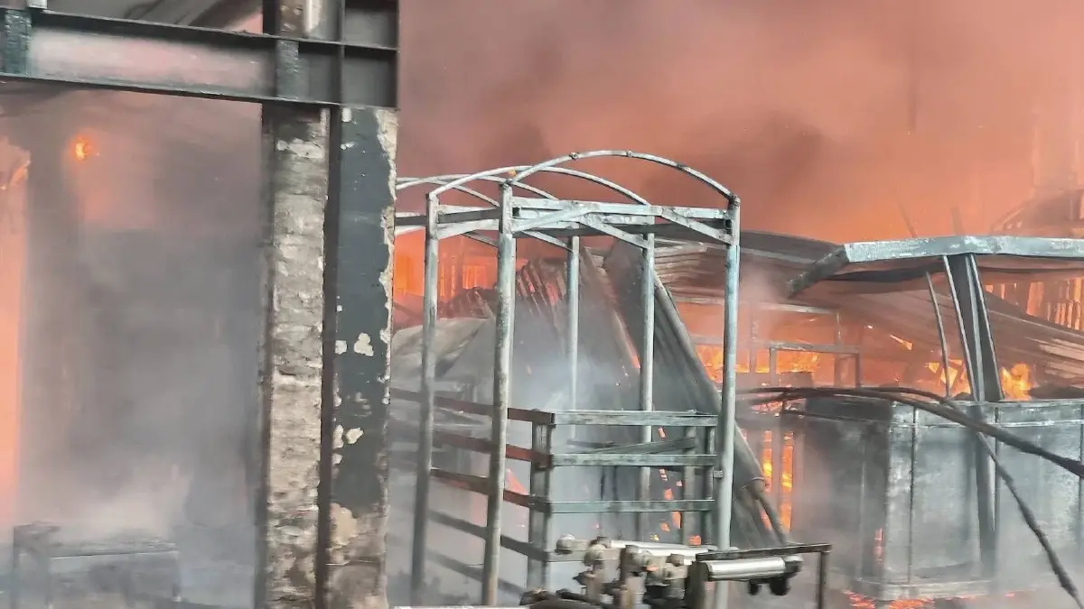 ด่วน! ไฟไหม้ร้านอาหารดัง ย่าน RCA เจ้าหน้าที่คุมเพลิงแล้ว