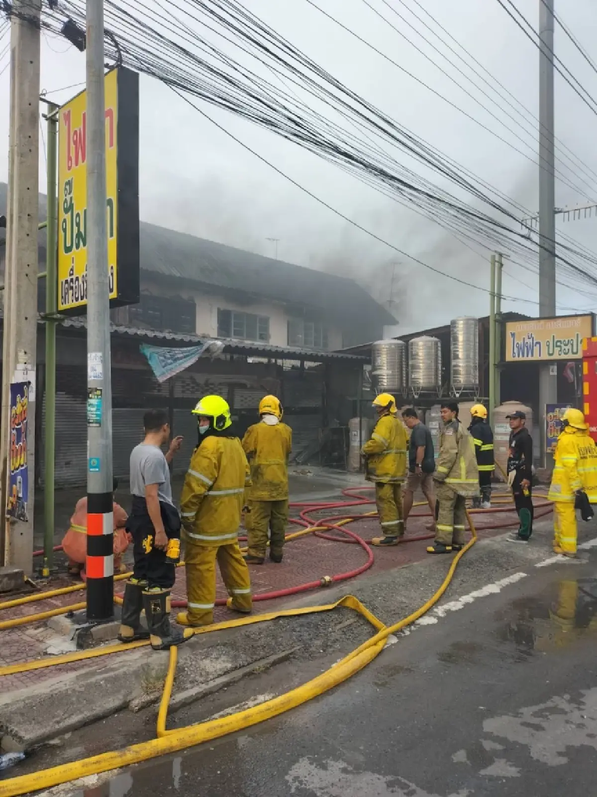 ด่วน ไฟไหม้อาคารพาณิชย์ ใกล้ปั๊มน้ำมัน ซอยวัดลาดปลาดุก นนทบุรี