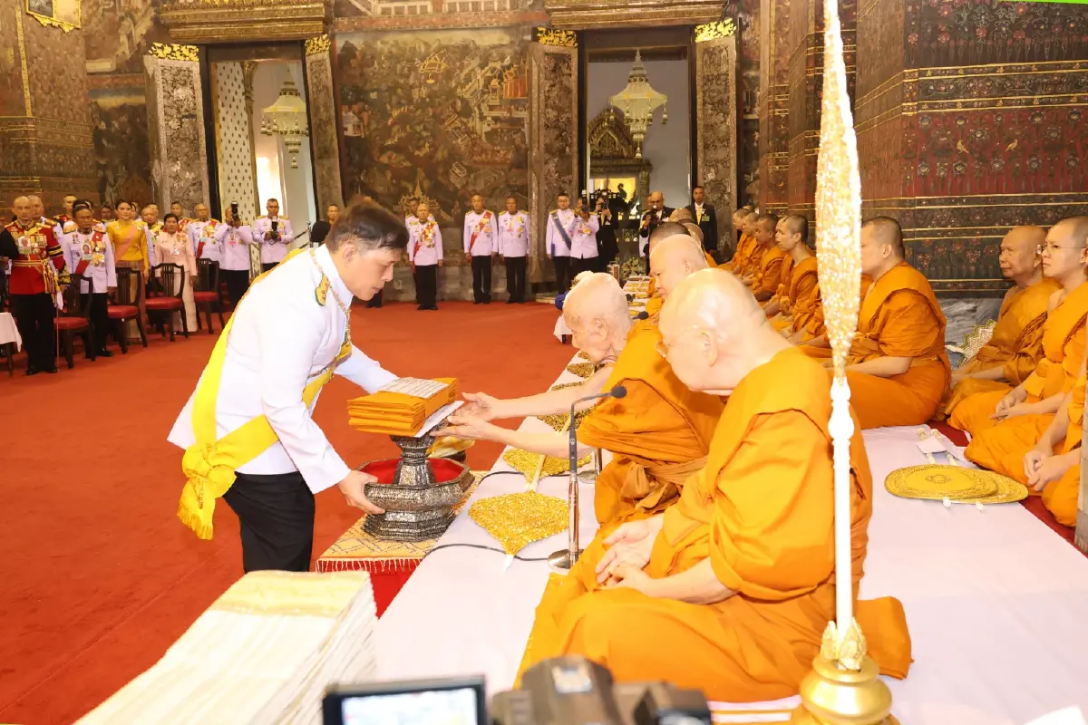 ในหลวง-พระราชินี เสด็จฯบำเพ็ญพระราชกุศลถวายผ้าพระกฐิน วัดราชบพิธฯ และวัดพระเชตุพนฯ