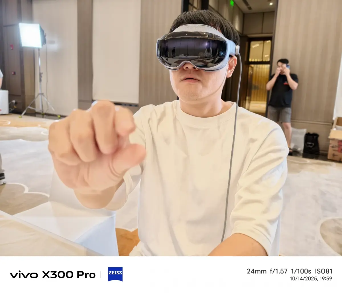 ไม่เกินเอื้อม! 'vivo Vision Discovery Edition' แว่น MR จับต้องได้