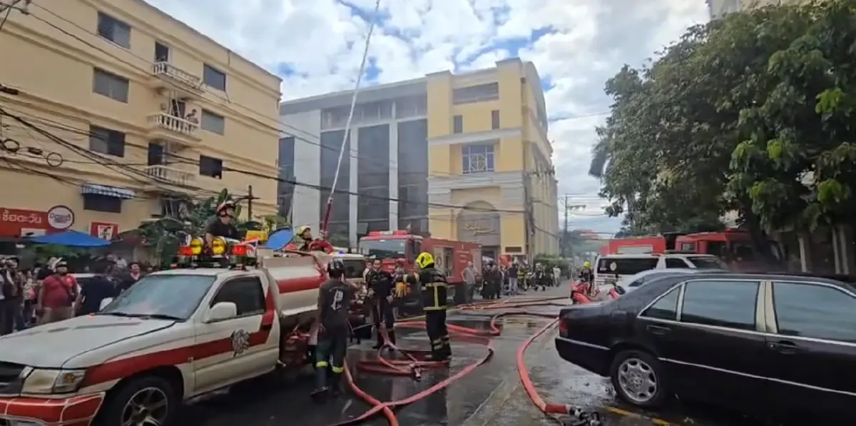 คืบหน้า ไฟไหม้โรงแรมดัง อุดมสุข 17 คนตกตึก เสียชีวิต เร่งดับเพลิง
