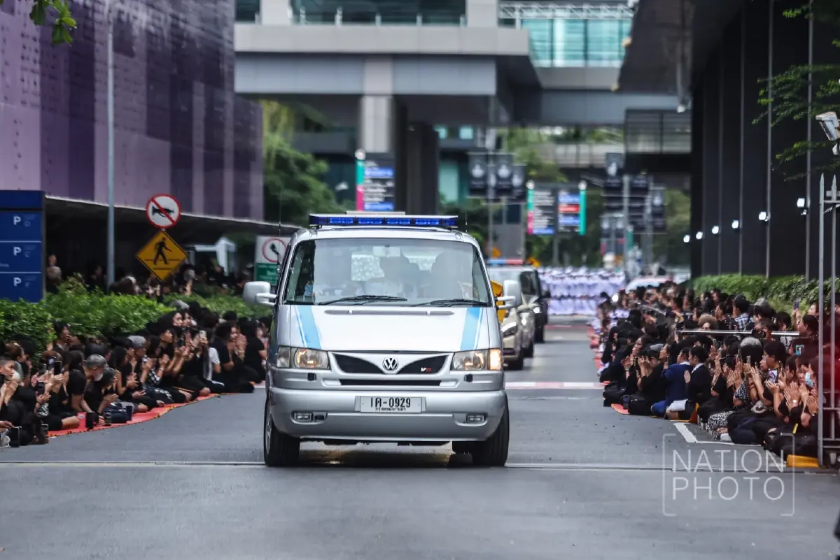 'ในหลวง-พระราชินี' เสด็จฯ เชิญพระบรมศพ 'สมเด็จพระพันปีหลวง'