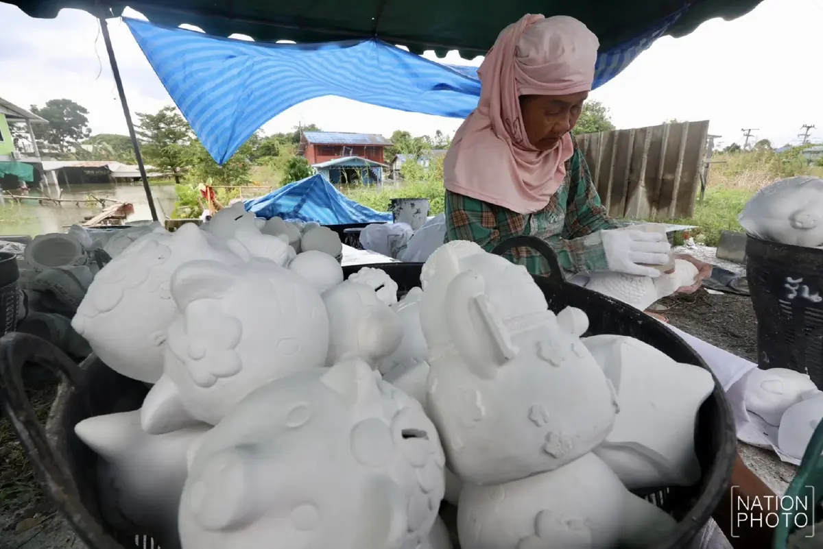 กระทบหนัก น้ำท่วม บ้านจิกสามร้อย จ.พิจิตร แหล่งผลิตกระปุกออมสินรายใหญ่