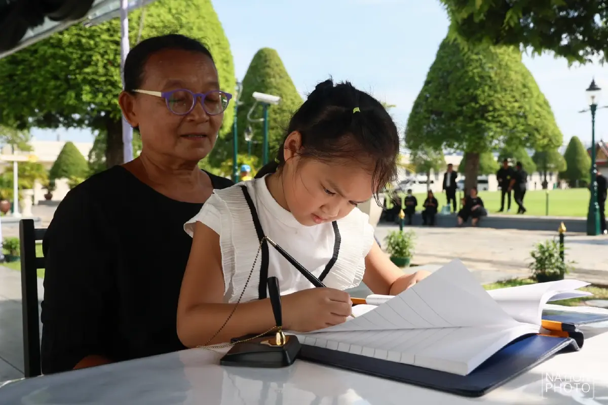 พสกนิกร เข้าถวายน้ำสรงพระบรมศพหน้าพระฉายาลักษณ์พระพันปีหลวง