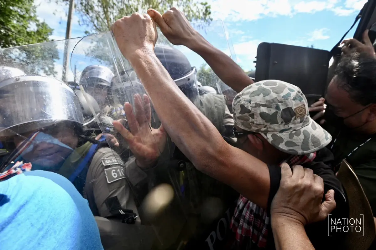 'วีระ' นำมวลชนฝ่าแนวกั้น 3 ชั้น ทวงคืนพื้นที่ไทย เจรจาก่อนปล่อยตัว