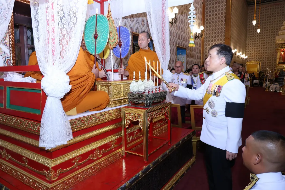 'ในหลวง-พระราชินี' เสด็จฯ เชิญพระบรมศพ 'สมเด็จพระพันปีหลวง'