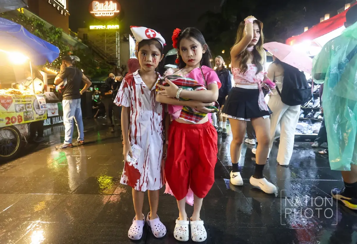 สุดหลอน ฮาโลวีนถนนข้าวสาร นักท่องเที่ยวคึกคัก แม้งดพาเหรด-ลดเสียงเพลง