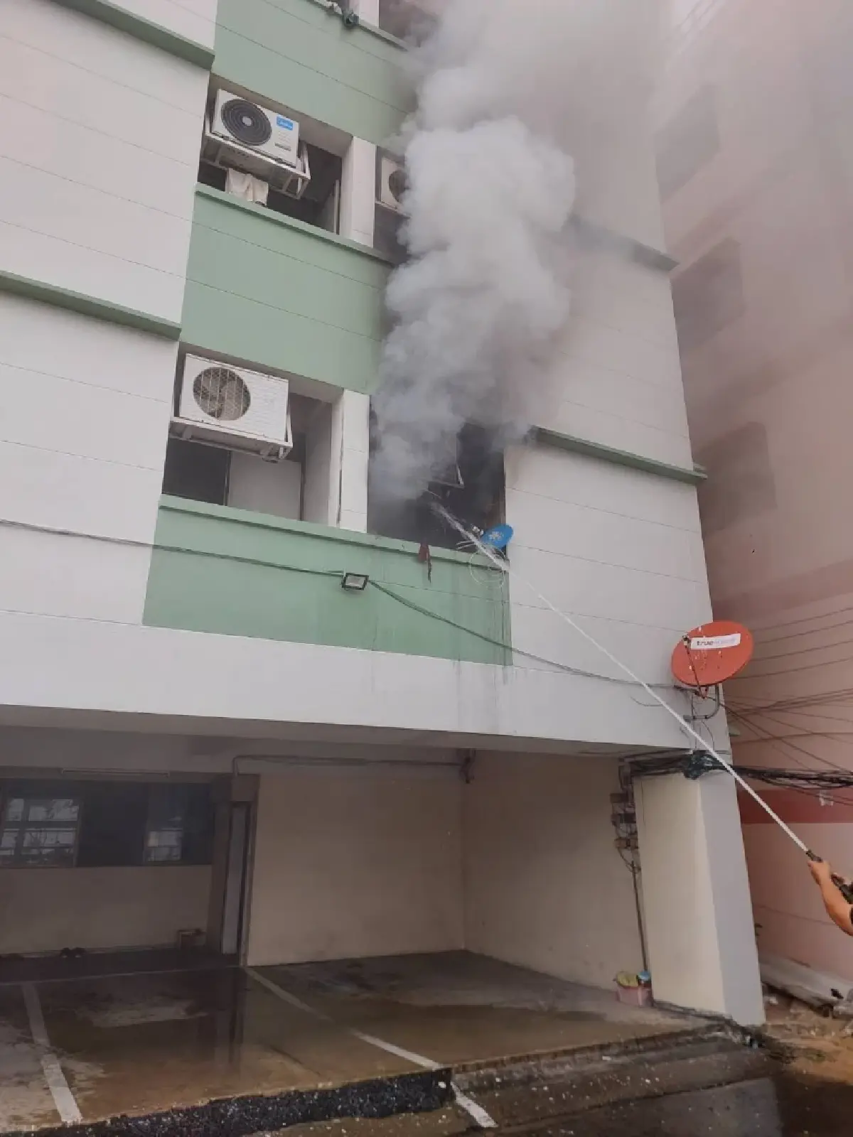 ด่วน! ไฟไหม้อพาร์ทเม้นท์ สูง 5 ชั้น ซอยลาดพร้าว 80 คนติดค้างในอาคาร