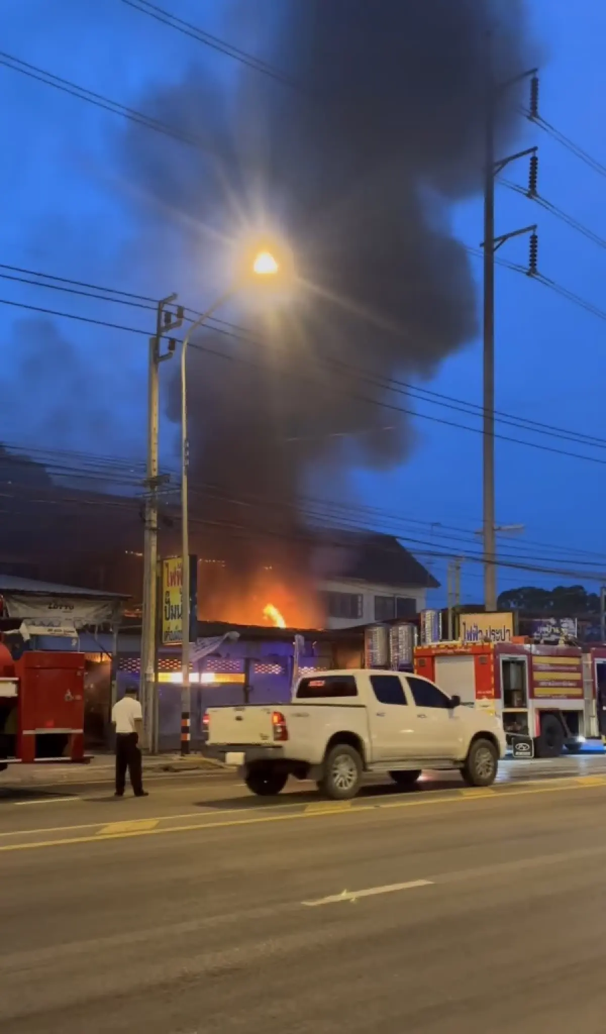 ด่วน ไฟไหม้อาคารพาณิชย์ ใกล้ปั๊มน้ำมัน ซอยวัดลาดปลาดุก นนทบุรี