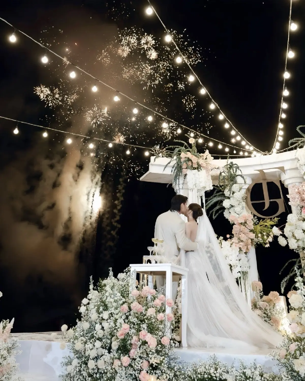 แห่ยินดี 'ตะวันฉาย' นักมวยดัง ควงแฟนสาวเข้าพิธีวิวาห์ พร้อมเปิดตัวลูกชาย