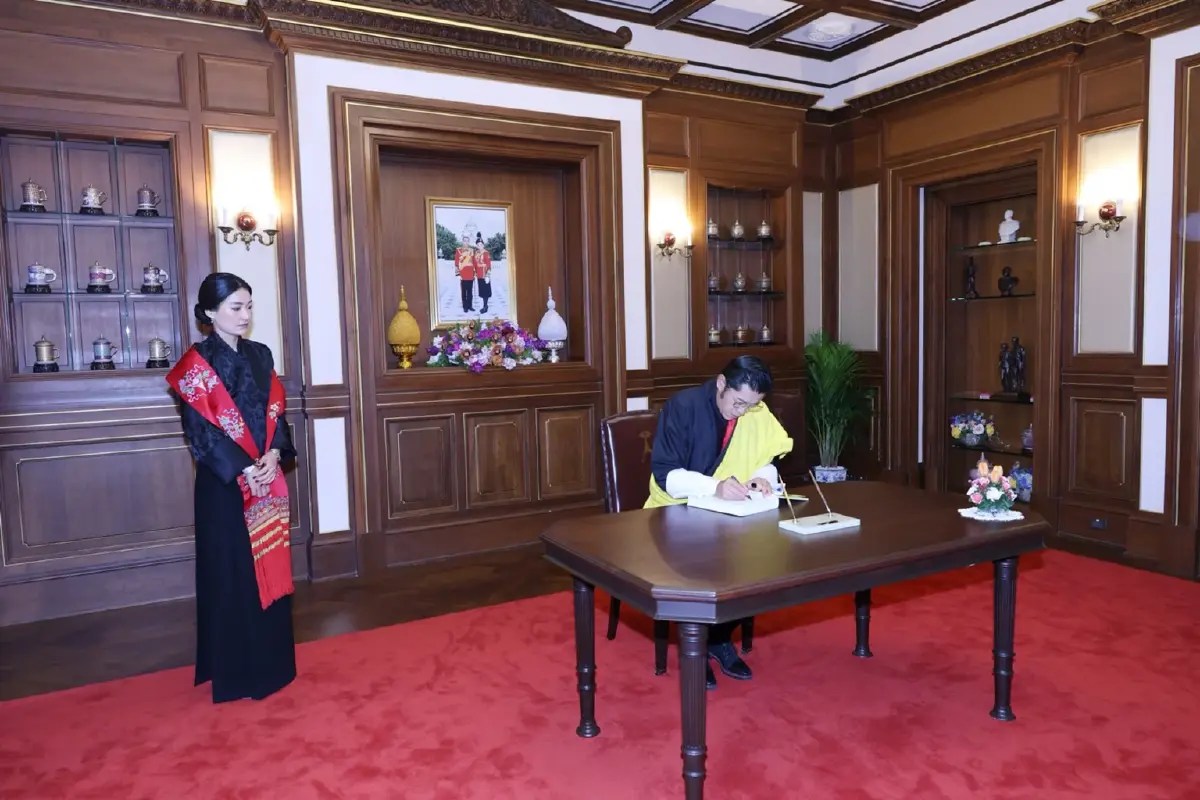 สมเด็จพระราชาธิบดี-สมเด็จพระราชินี ภูฏาน ทรงวางพวงมาลาถวายราชสักการะพระบรมศพ พระบรมราชชนนีพันปีหลวง