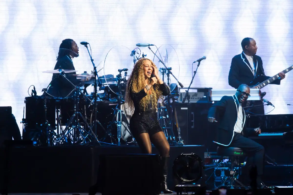 เจ้าฟ้าสิริวัณณวรีทรงออกแบบชุด มารายห์ แครี่ ขึ้นแสดงคอนเสิร์ต