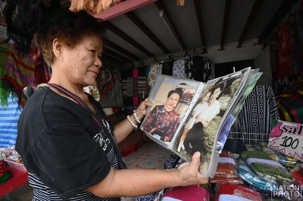เจ้าของร้านของที่ระลึกภูพิงฯ เปิดภาพสะสม น้อมรำลึกในพระมหากรุณาธิคุณ