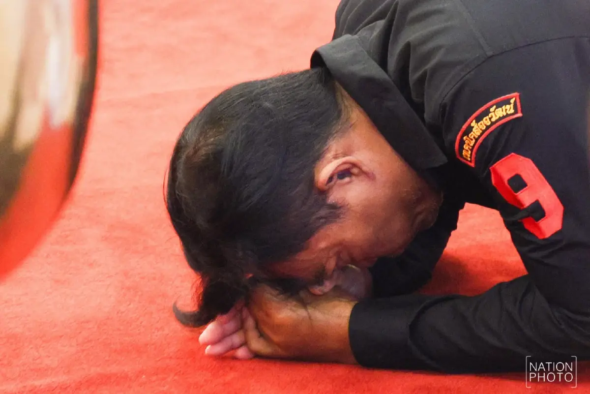 พสกนิกร เข้าถวายน้ำสรงพระบรมศพหน้าพระฉายาลักษณ์พระพันปีหลวง