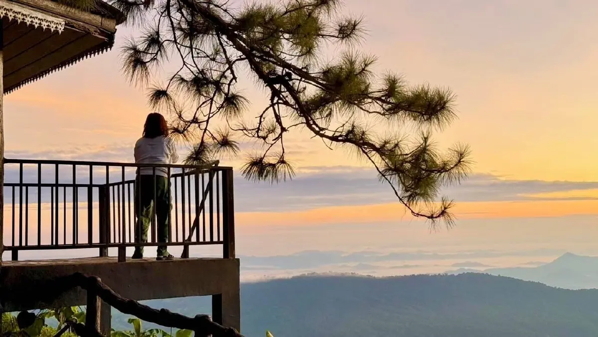 "ยอดภูเรือ" คึกคัก นักท่องเที่ยวแห่ชมแสงแรก ท่ามกลางอากาศหนาวเย็น