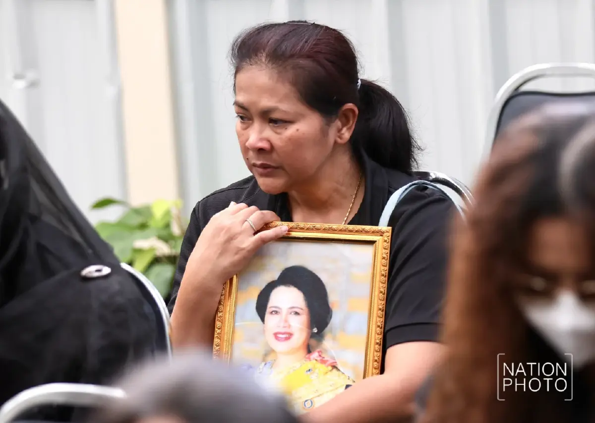 พสกนิกรทั่วสารทิศร่วมแสดงความอาลัย 'สมเด็จพระพันปีหลวง' ที่ รพ.จุฬาลงกรณ์