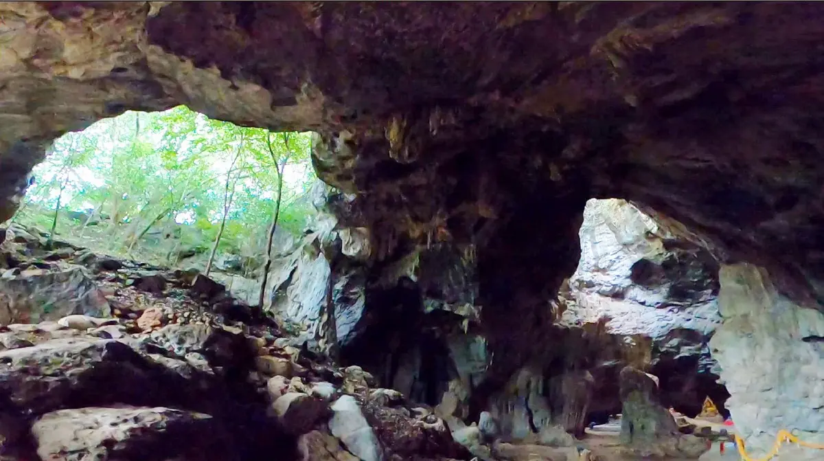 ถ้ำอะไร ...ขนาดไก่ยังหล่น