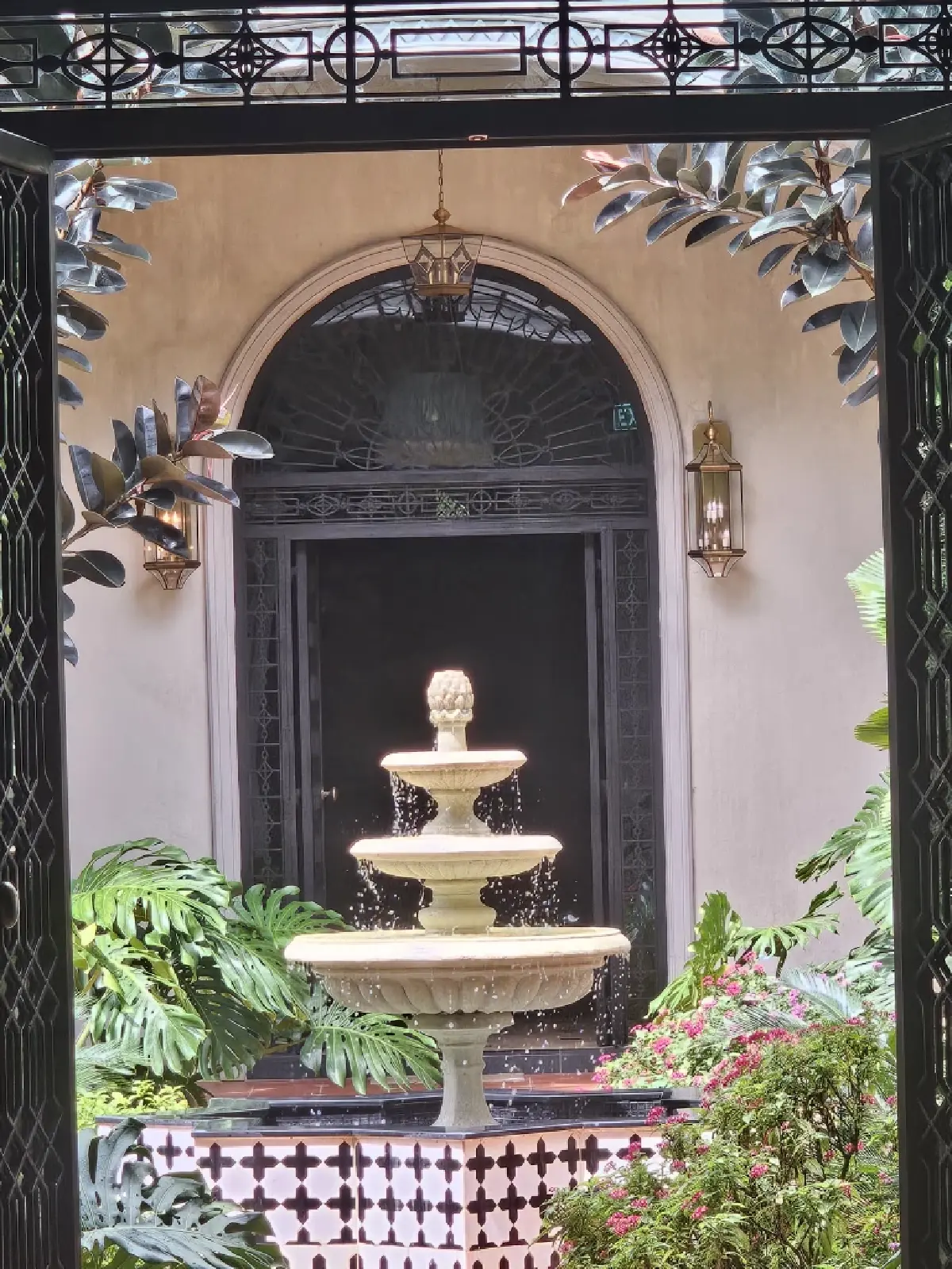 ‘Maison Mystique’ พระราชวัง แห่งจินตนาการ ท่ามกลางขุนเขา