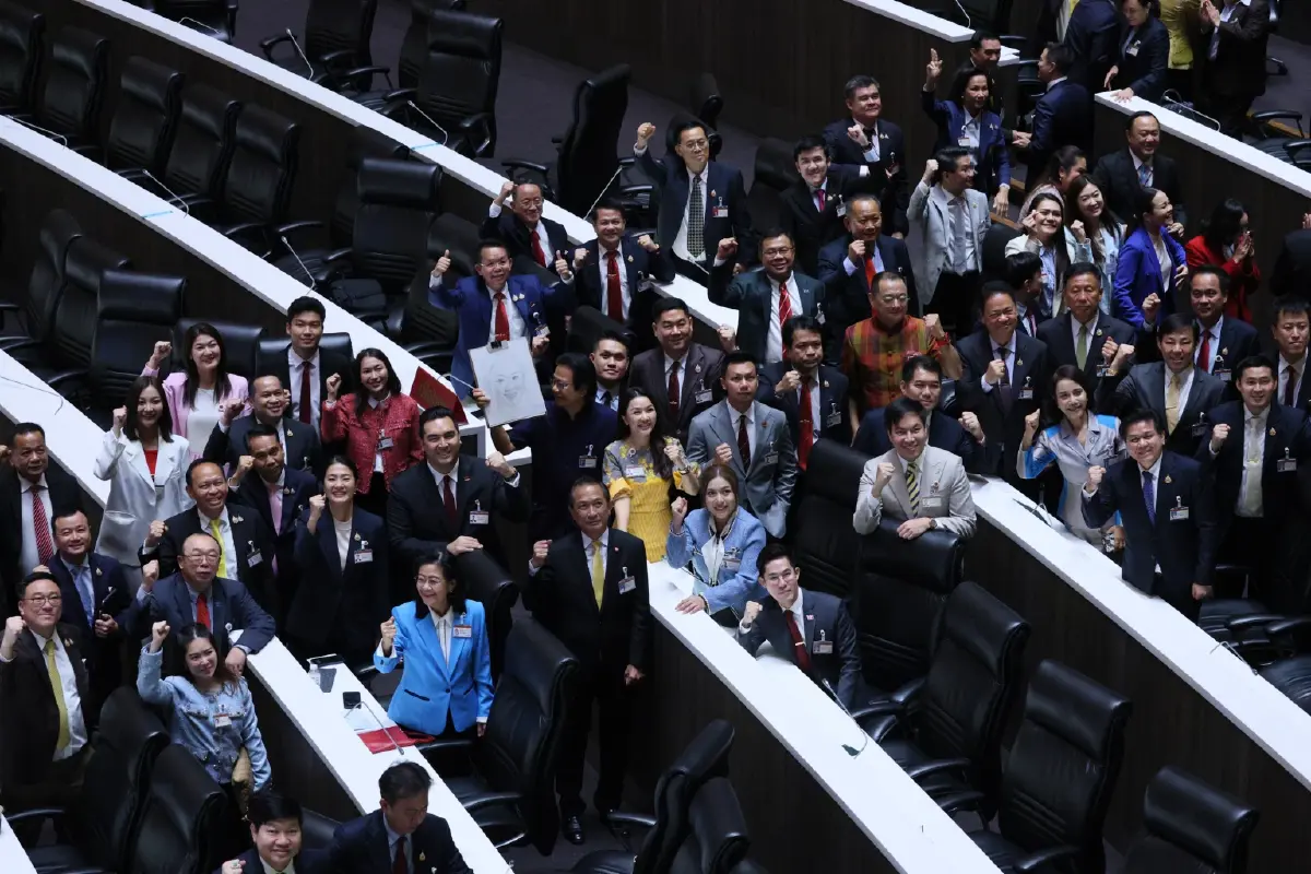 ศึก3เส้า‘นโยบาย’ชิงแต้ม ภท.4+4-พท.‘ชินวัตร’ไม่ศิโรราบ