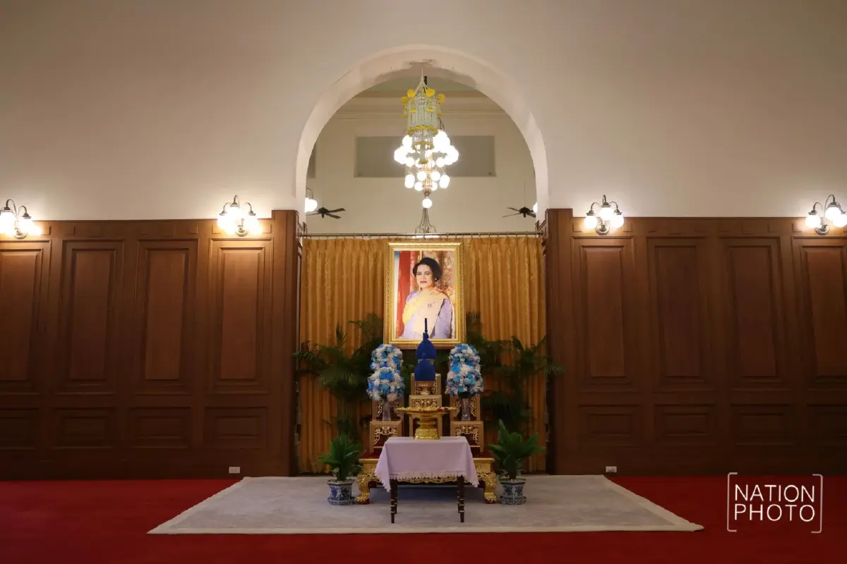 พสกนิกรหลั่งไหล สักการะพระฉายาลักษณ์ สมเด็จพระพันปีหลวง วันที่ 2