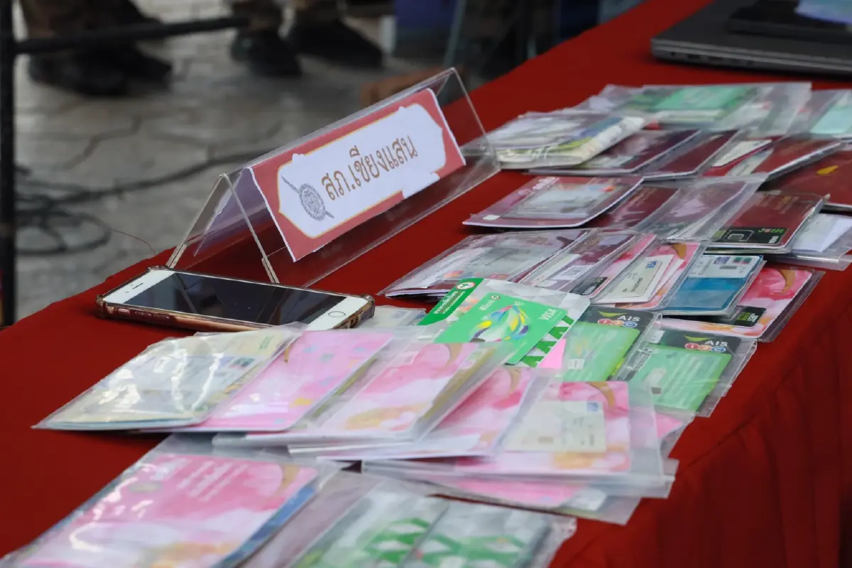 อึ้ง! พกบัตร ATM 2,057 ใบ ตระเวนกดเงินกลางเมือง บุกจับ 2 หนุ่มจีน-ไทย