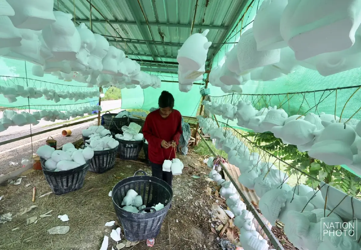 กระทบหนัก น้ำท่วม บ้านจิกสามร้อย จ.พิจิตร แหล่งผลิตกระปุกออมสินรายใหญ่