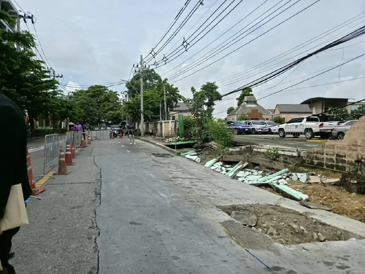 ถนนทรุดตัว บางคอแหลม ผู้ว่าฯ กทม. ยันไม่กระทบ ปชช. ซ่อมเสร็จใน 3 วัน