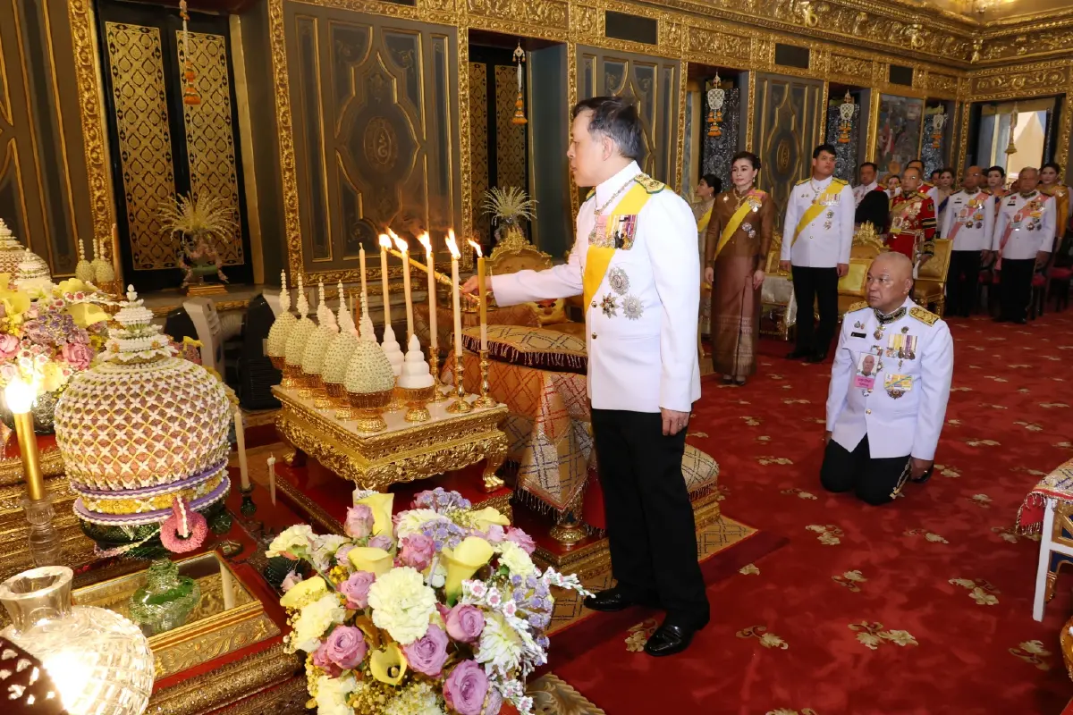 ในหลวง-พระราชินี เสด็จฯบำเพ็ญพระราชกุศลถวายผ้าพระกฐิน วัดราชบพิธฯ และวัดพระเชตุพนฯ