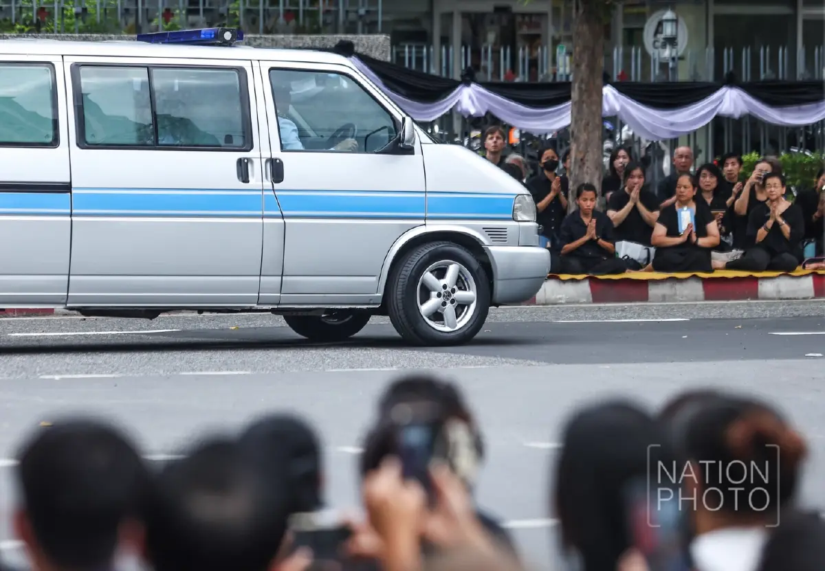 'ในหลวง-พระราชินี' เสด็จฯ เชิญพระบรมศพ 'สมเด็จพระพันปีหลวง'