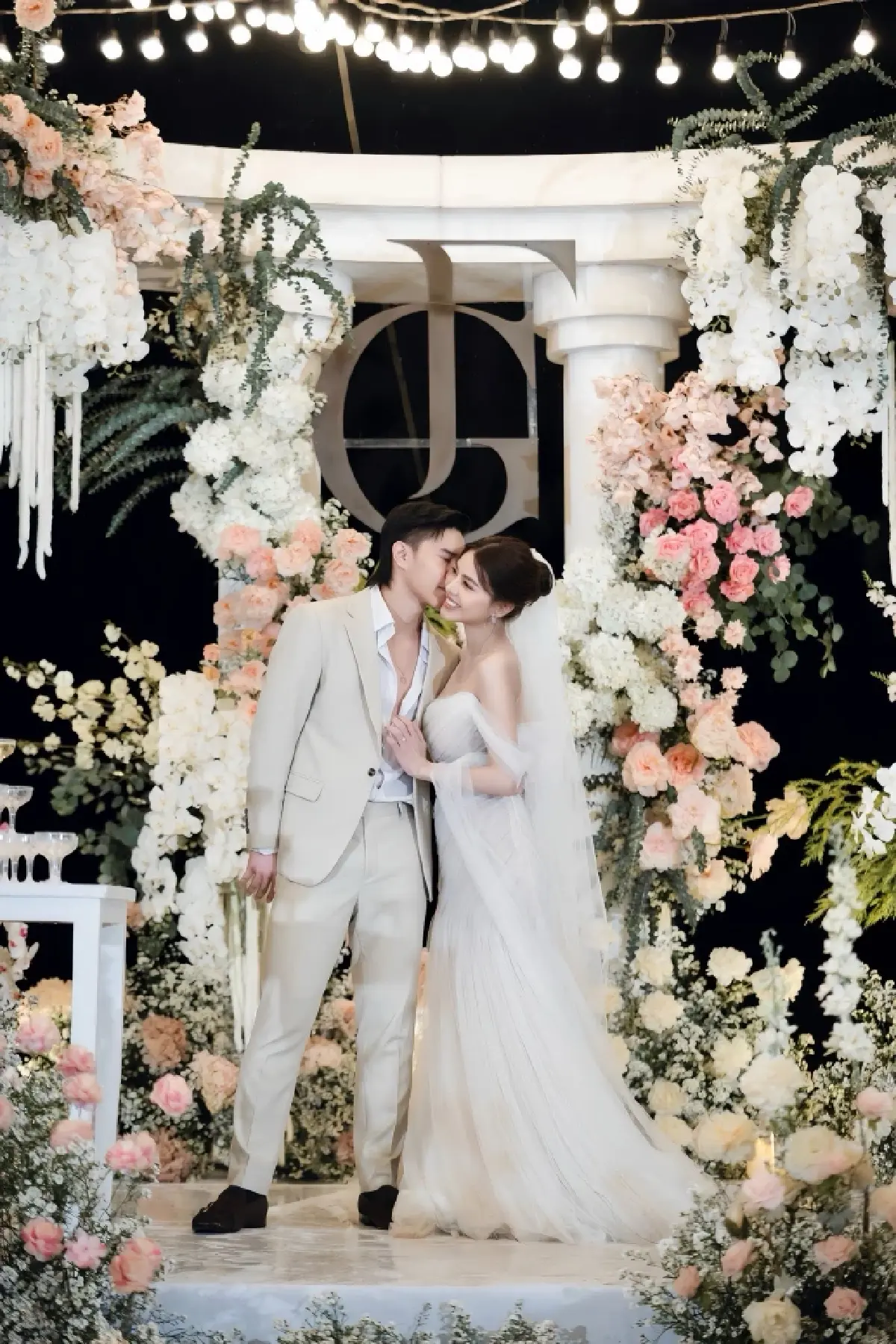 แห่ยินดี 'ตะวันฉาย' นักมวยดัง ควงแฟนสาวเข้าพิธีวิวาห์ พร้อมเปิดตัวลูกชาย