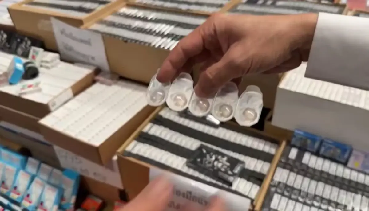 ปคบ.-อย. ทลายโกดัง Kilala! ยึดคอนแทคเลนส์เถื่อนกว่า 3.2 แสนชิ้น