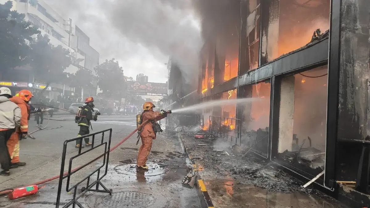 ด่วน! ไฟไหม้ร้านอาหารดัง ย่าน RCA เจ้าหน้าที่คุมเพลิงแล้ว