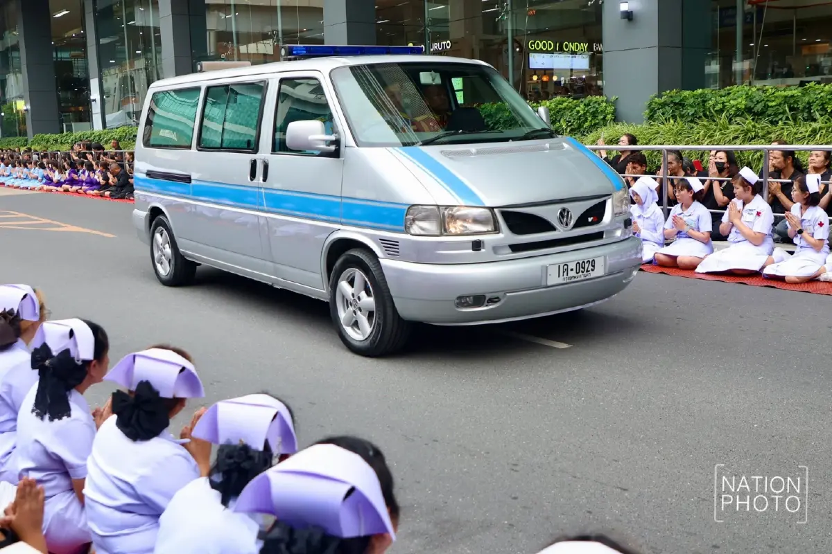 'ในหลวง-พระราชินี' เสด็จฯ เชิญพระบรมศพ 'สมเด็จพระพันปีหลวง'