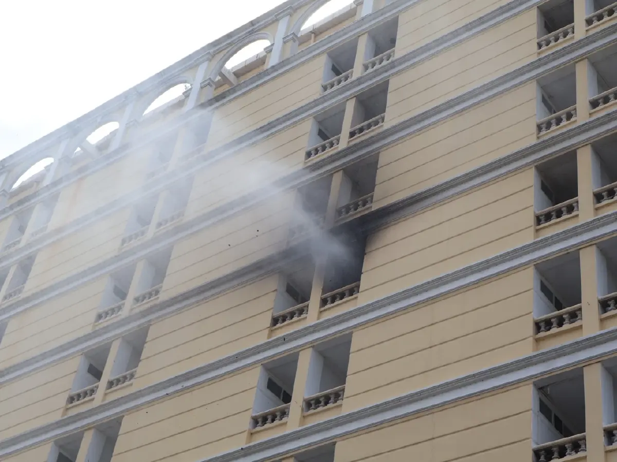 คืบหน้า ไฟไหม้โรงแรมดัง อุดมสุข 17 คนตกตึก เสียชีวิต เร่งดับเพลิง