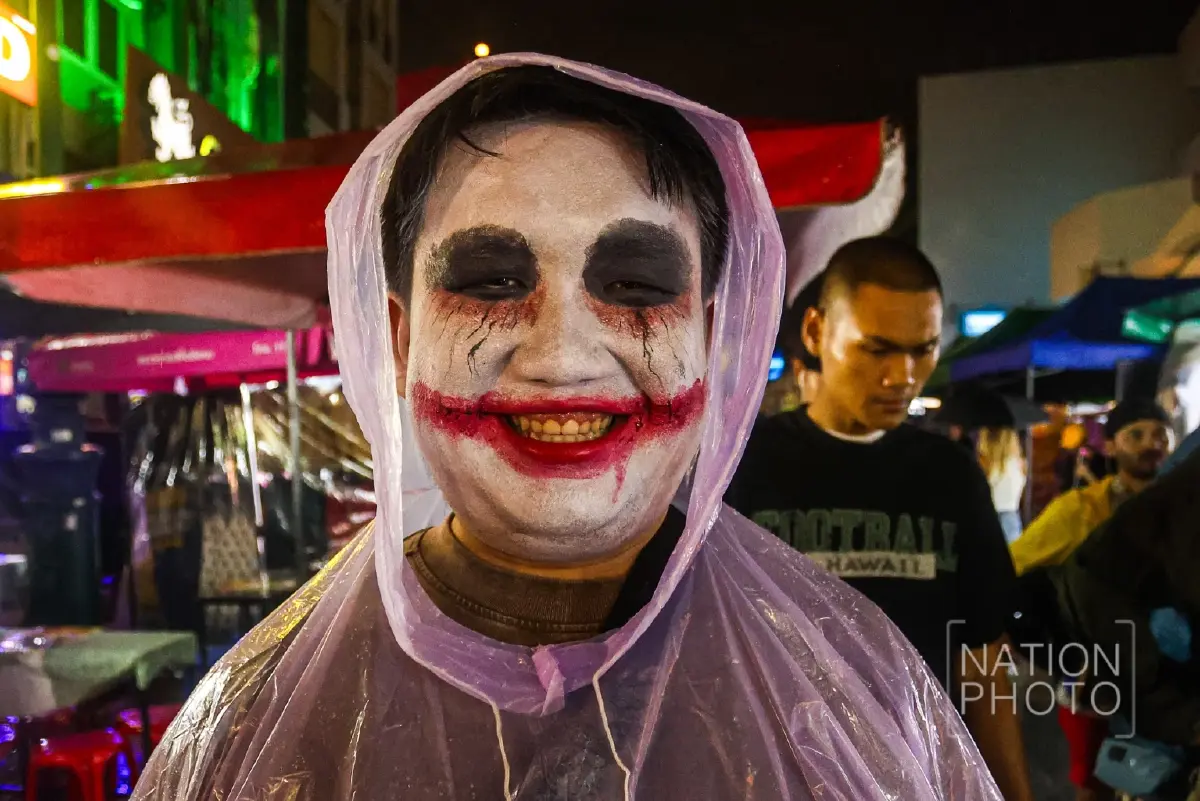 สุดหลอน ฮาโลวีนถนนข้าวสาร นักท่องเที่ยวคึกคัก แม้งดพาเหรด-ลดเสียงเพลง