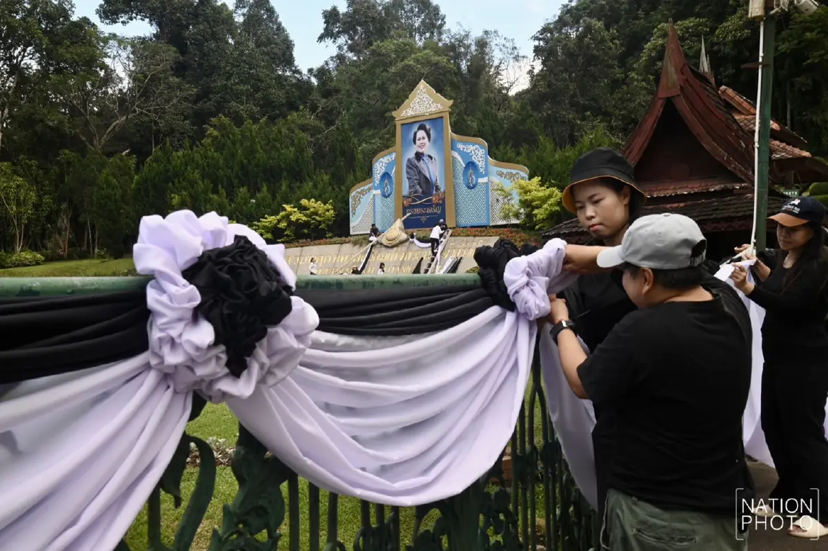 สวนพฤกษศาสตร์สมเด็จพระนางเจ้าสิริกิติ์ ประดับผ้าขาว-ดำ แสดงความอาลัย พระพันปีหลวง