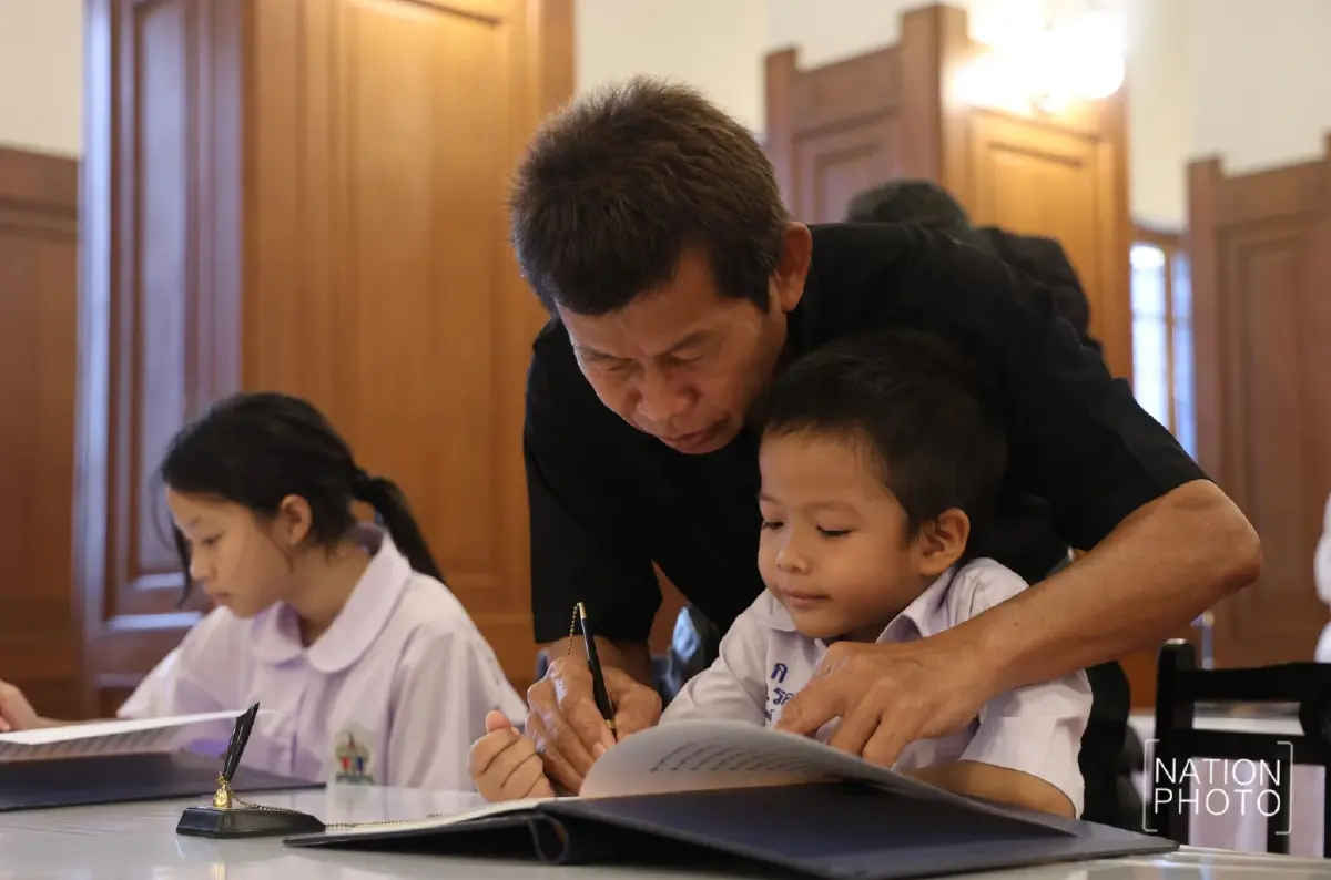 พสกนิกรหลั่งไหล สักการะพระฉายาลักษณ์ สมเด็จพระพันปีหลวง วันที่ 2