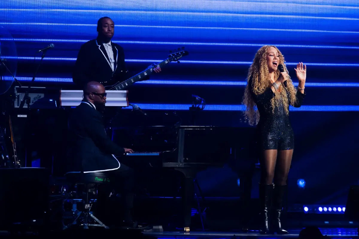 เจ้าฟ้าสิริวัณณวรีทรงออกแบบชุด มารายห์ แครี่ ขึ้นแสดงคอนเสิร์ต