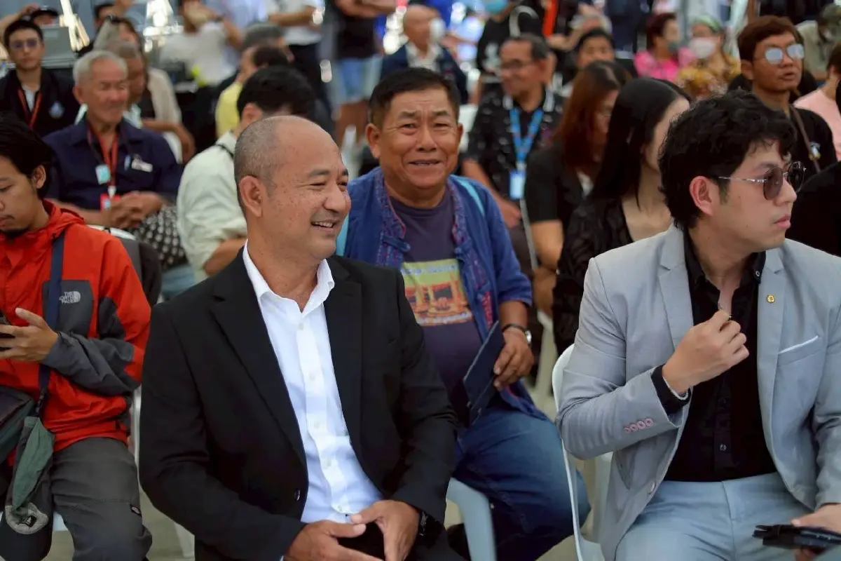 ปชน.-คณะก้าวหน้า รำลึก 52 ปี 14 ตุลาฯ สืบสานวีรชน ร่วมดัน รธน.ใหม่