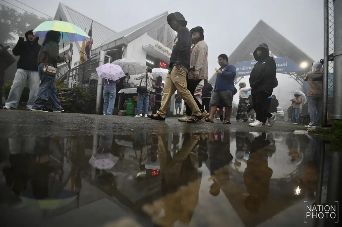 ดอยอินทนนท์ คึกคัก นักท่องเที่ยวแห่รับลมหนาวแรก อุณหภูมิดิ่ง 11 องศาฯ