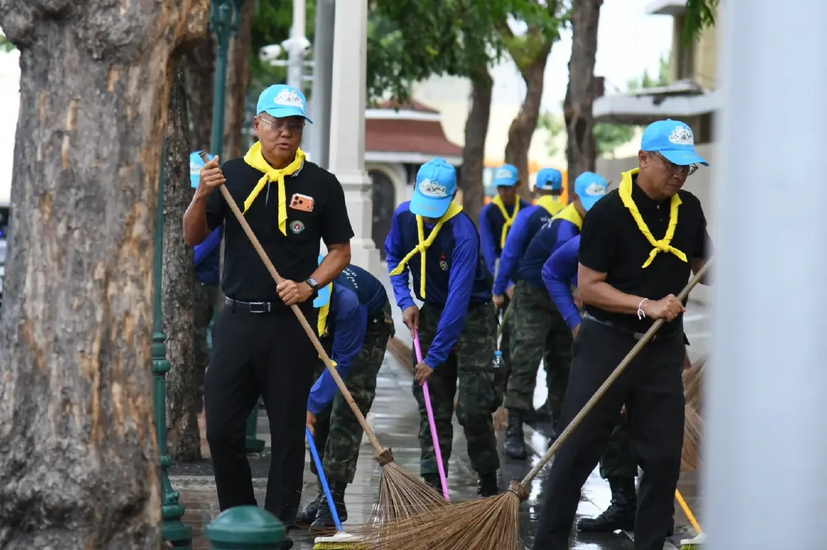 กทม. - จิตอาสา เตรียมความพร้อมเส้นทางเคลื่อนพระบรมศพ 'สมเด็จพระพันปีหลวง'