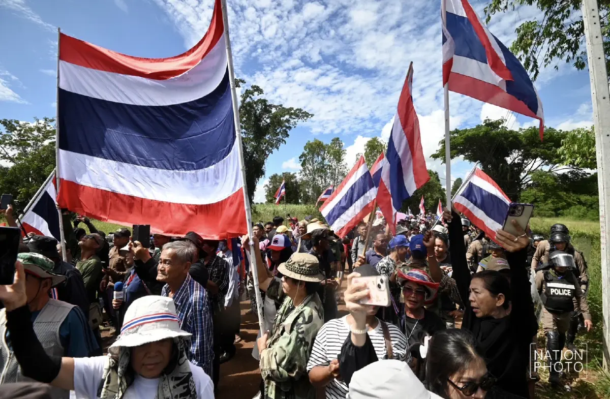 'วีระ' นำมวลชนฝ่าแนวกั้น 3 ชั้น ทวงคืนพื้นที่ไทย เจรจาก่อนปล่อยตัว