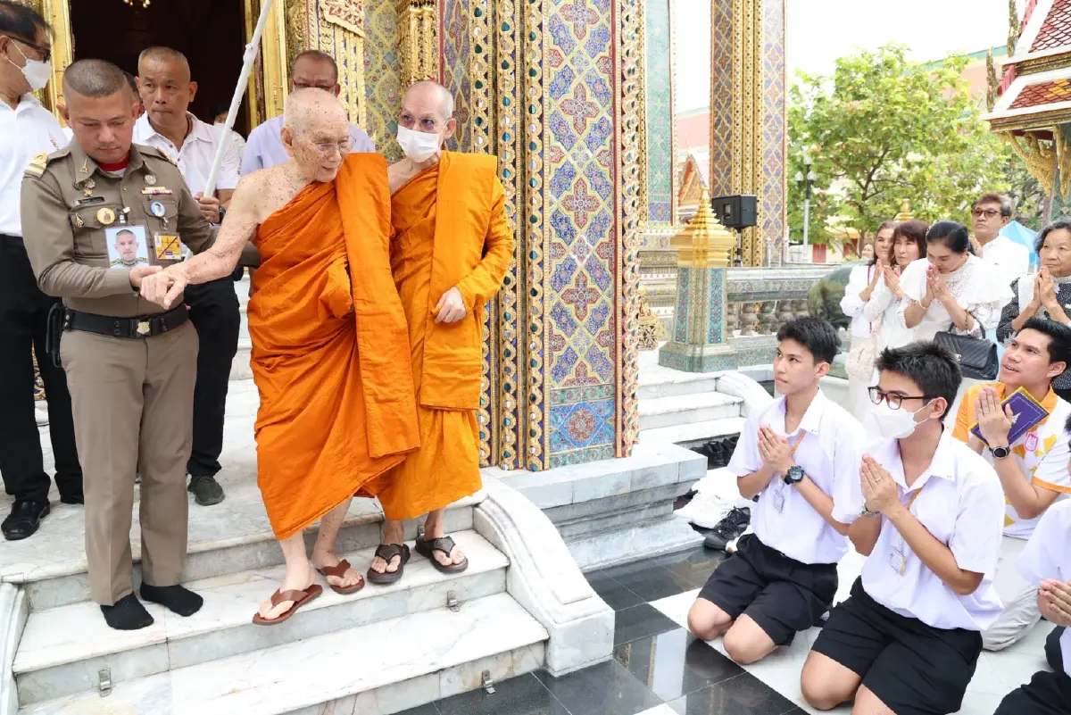 สมเด็จพระสังฆราช บำเพ็ญพระกุศลทรงสังฆทานอุทิศถวาย พระพันปีหลวง