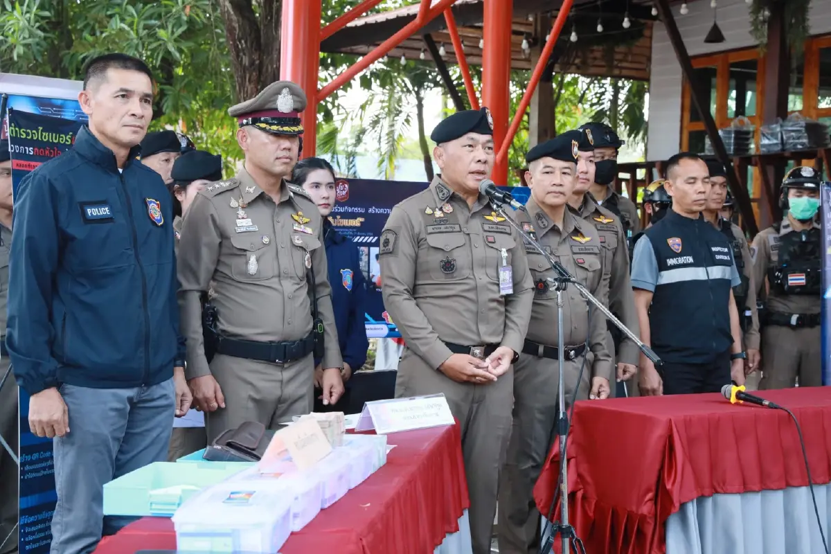 อึ้ง! พกบัตร ATM 2,057 ใบ ตระเวนกดเงินกลางเมือง บุกจับ 2 หนุ่มจีน-ไทย