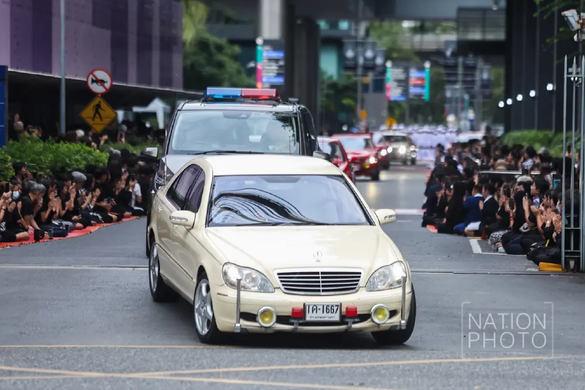 'ในหลวง-พระราชินี' เสด็จฯ เชิญพระบรมศพ 'สมเด็จพระพันปีหลวง'