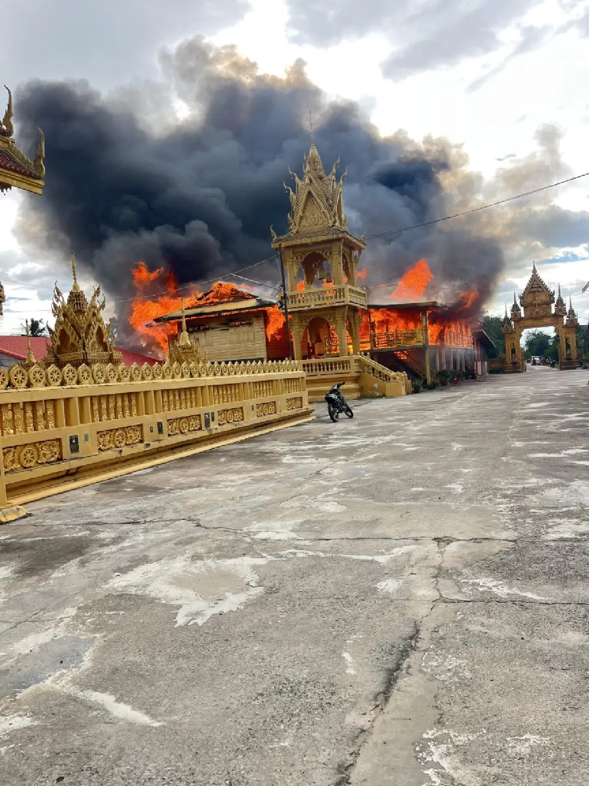 ระทึก ไฟไหม้วัดดัง ร้อยเอ็ด จนท.เร่งระดมฉีดน้ำควบคุมเพลิงไหม้