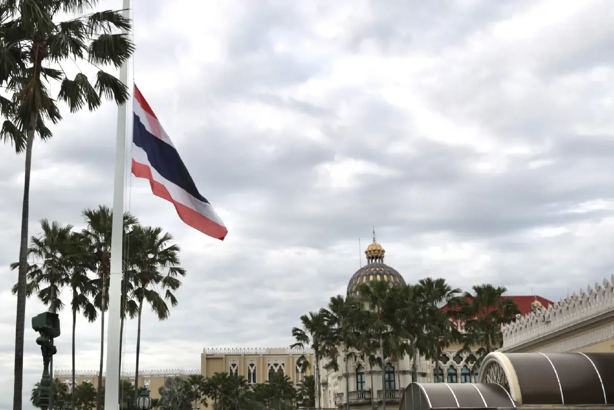 ทำเนียบรัฐบาล ลดธงครึ่งเสา น้อมอาลัย พระพันปีหลวง สวรรคต