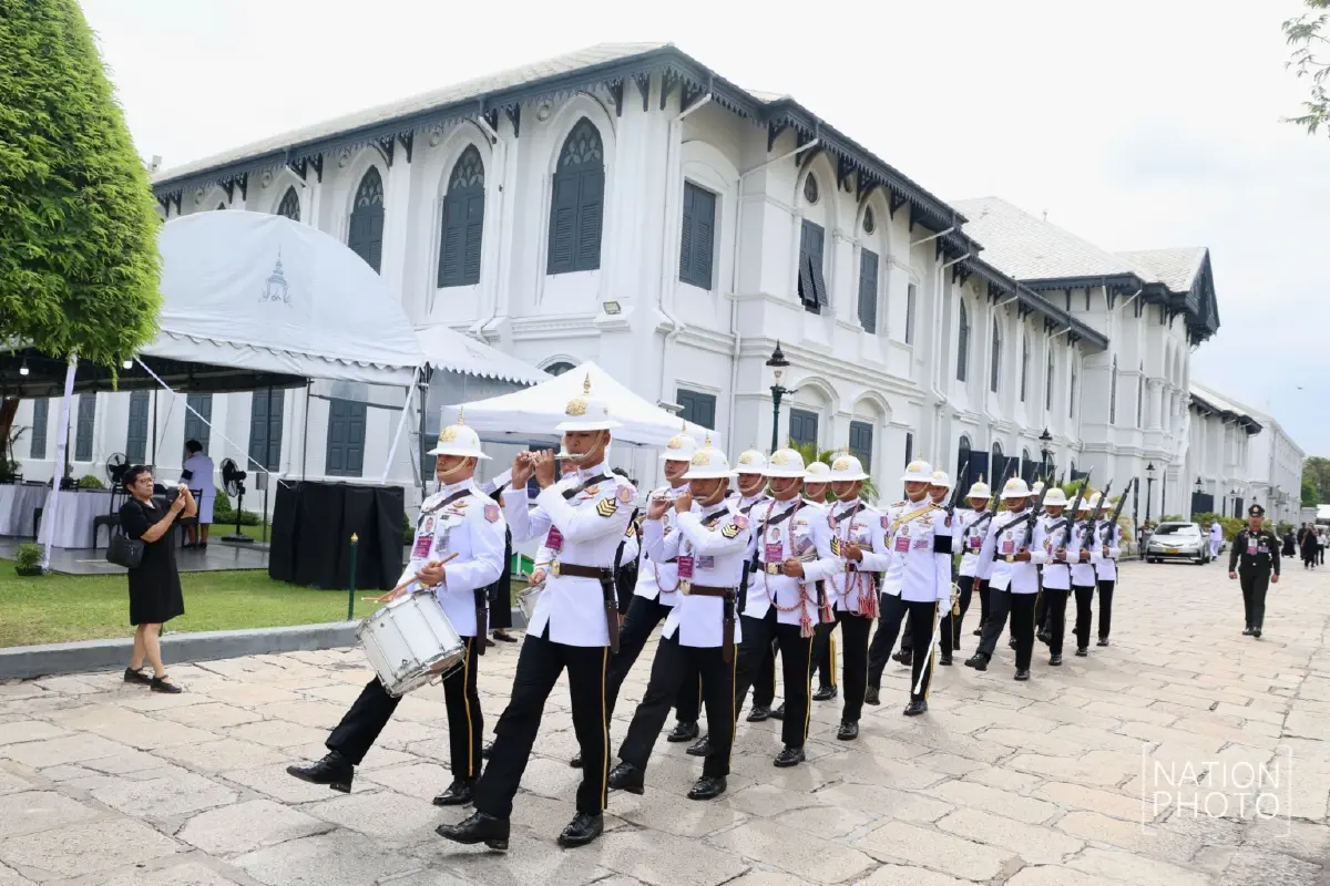 พสกนิกรหลั่งไหล สักการะพระฉายาลักษณ์ สมเด็จพระพันปีหลวง วันที่ 2