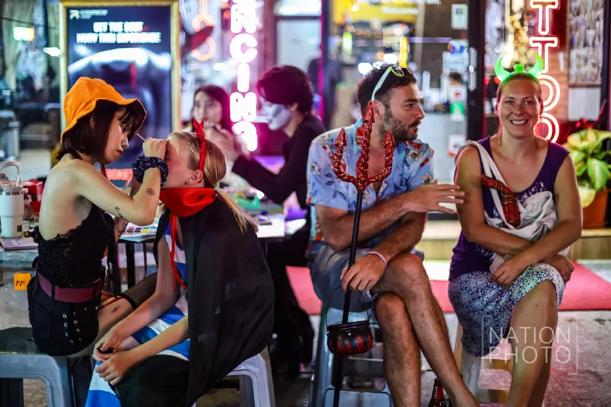 สุดหลอน ฮาโลวีนถนนข้าวสาร นักท่องเที่ยวคึกคัก แม้งดพาเหรด-ลดเสียงเพลง